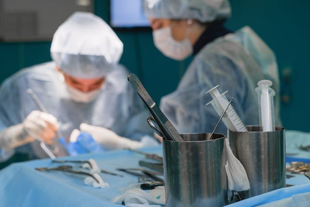 Jakie są różnice między zabiegami chirurgicznymi a niechirurgicznym